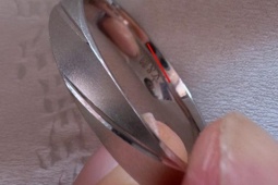 Bỏ 6 triệu mua nhẫn cưới “khắc tên người lạ”, khách đòi bồi thường gấp đôi và cái kết