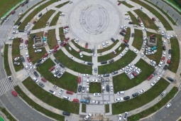 Ôtô nằm la liệt trên đường phố Huế chờ cứu hộ