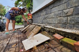 Sống bất an nơi nhà lún hơn nửa mét ở TP HCM