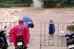 CLIP: Quảng Ngãi mưa trắng trời, nguy cơ lũ chồng lũ