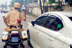 Hàng loạt ô tô đậu quanh sân bay Tân Sơn Nhất bị CSGT ghi hình, phạt nguội