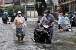 Mưa trắng trời, trung tâm Quảng Ngãi chìm sâu trong nước