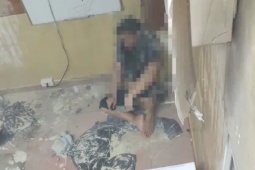 TP.HCM: Công an khống chế người đàn ông cầm 3 con dao, tấn công hàng xóm rồi cố thủ