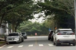 Bị dân chụp ảnh gửi Cục CSGT, nữ tài xế đỗ xe sai quy định lĩnh phạt nóng