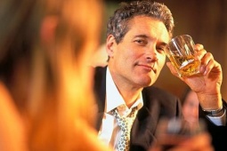 Bi kịch 'trâu già gặm cỏ non'