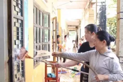 Thầy cô dọn lũ từ tinh mơ chờ đón học trò tới lớp