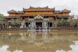 Du khách tham quan trở lại Kinh thành Huế sau 4 ngày lũ bủa vây