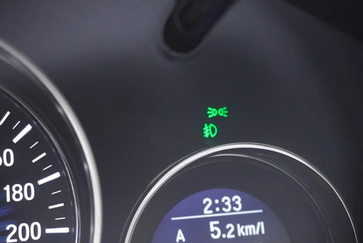 Sử dụng đèn pha dưới trời mưa là không phù hợp.