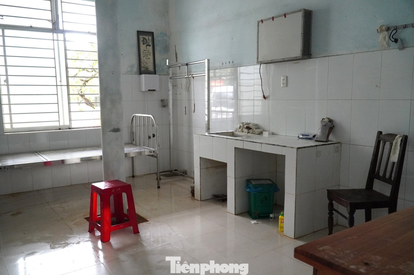 Máy móc, thiết bị, đồ đạc được đưa hết lên tầng trên. Những căn phòng ở tầng 1 chỉ còn giường sắt nên nên không thiệt hại nhiều dù bị lũ ngâm đến 4 ngày.