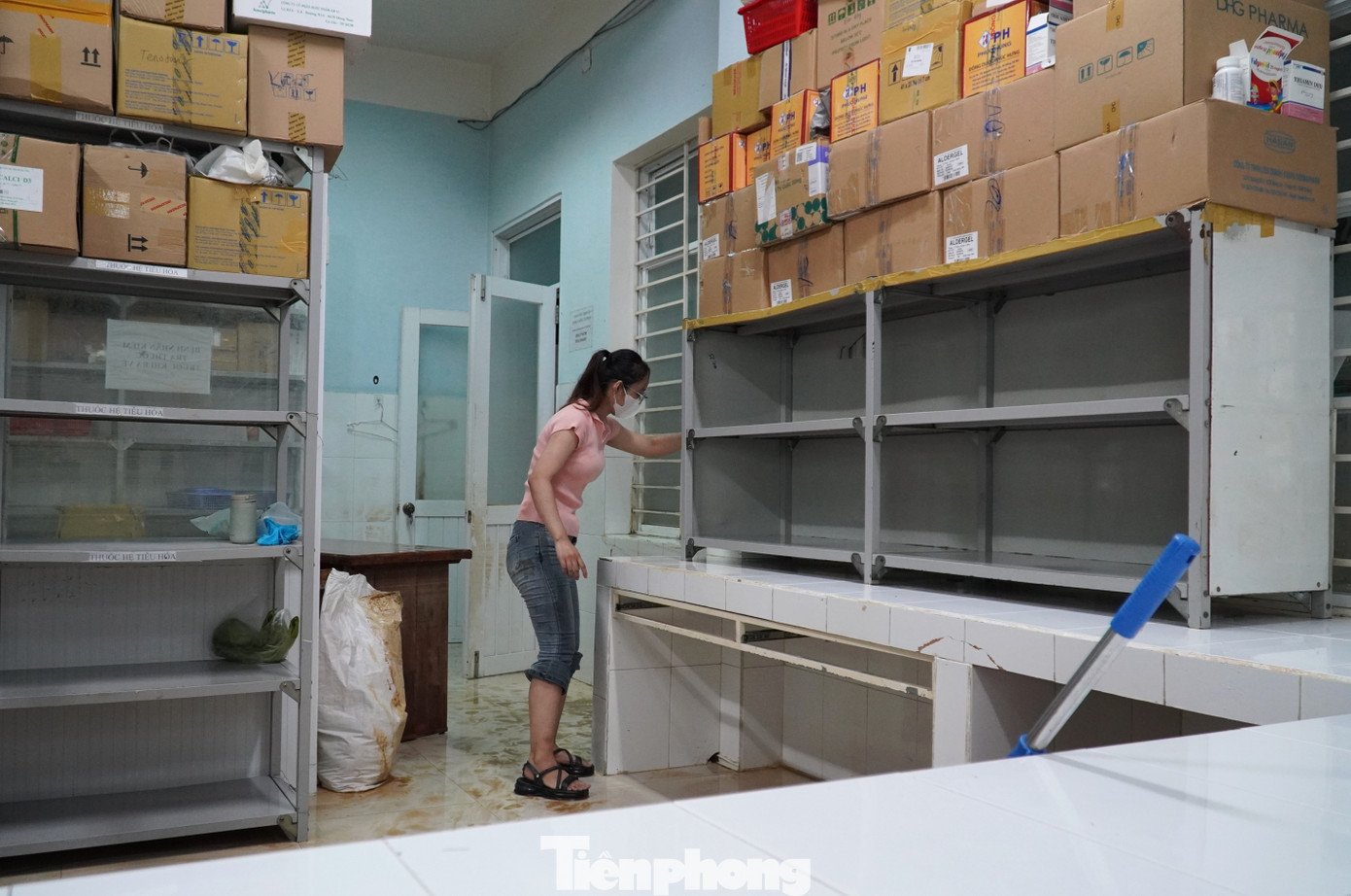 Quầy thuốc ở tầng 1 được lau dọn kỹ càng, bố trí lại thuốc men.