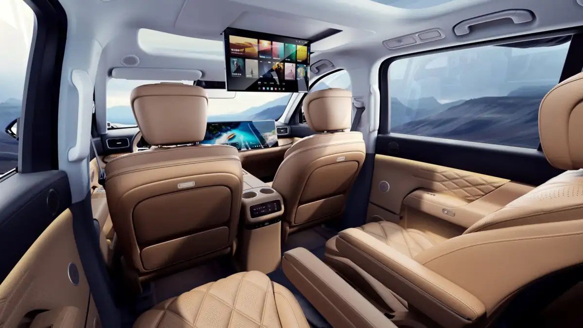 SUV giá từ 739 triệu đồng di chuyển 1.400 km, có màn hình 30 inch và cả tủ lạnh - 5