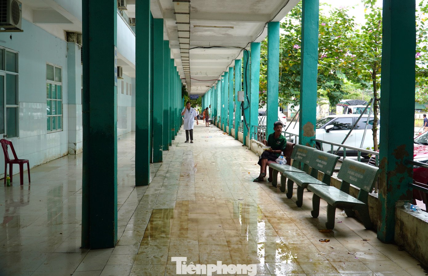 Một số khu vực ở bệnh viện còn lấm lem bùn đất sau khi lũ rút, các lực lượng chức năng tiếp tục hỗ trợ bệnh viện dọn dẹp.