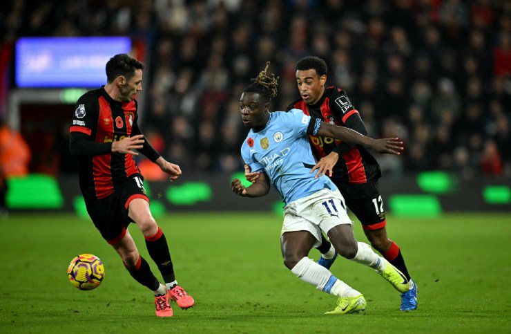 Man City (áo xanh) sẽ đối đầu Bournemouth