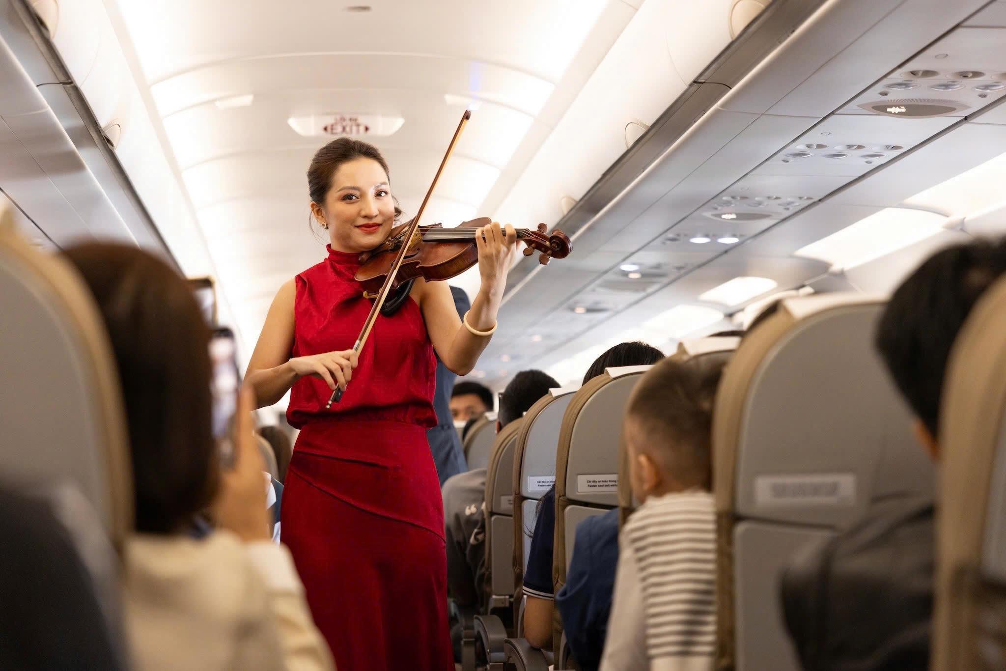 Khách được phục vụ bánh Maison Kayser và nghe violin trên chuyến bay đầu tiên của Sun PhuQuoc Airways - 6