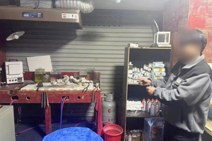 Lừa tiệm vàng bằng cách trộn kim loại lạ, kẻ gian chiếm đoạt hàng tỷ đồng - 2