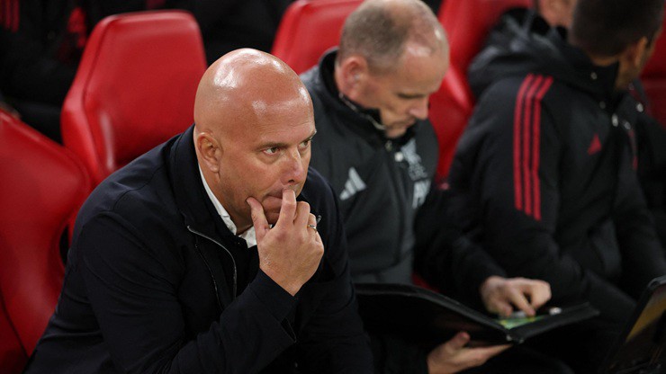 HLV Arne Slot gây chú ý khi than thiếu chiều sâu đội hình của Liverpool