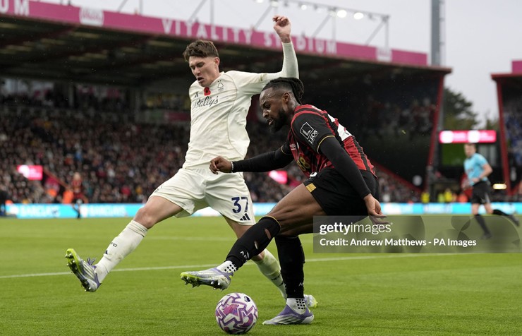 Semenyo có phong cách thi đấu mạnh mẽ 