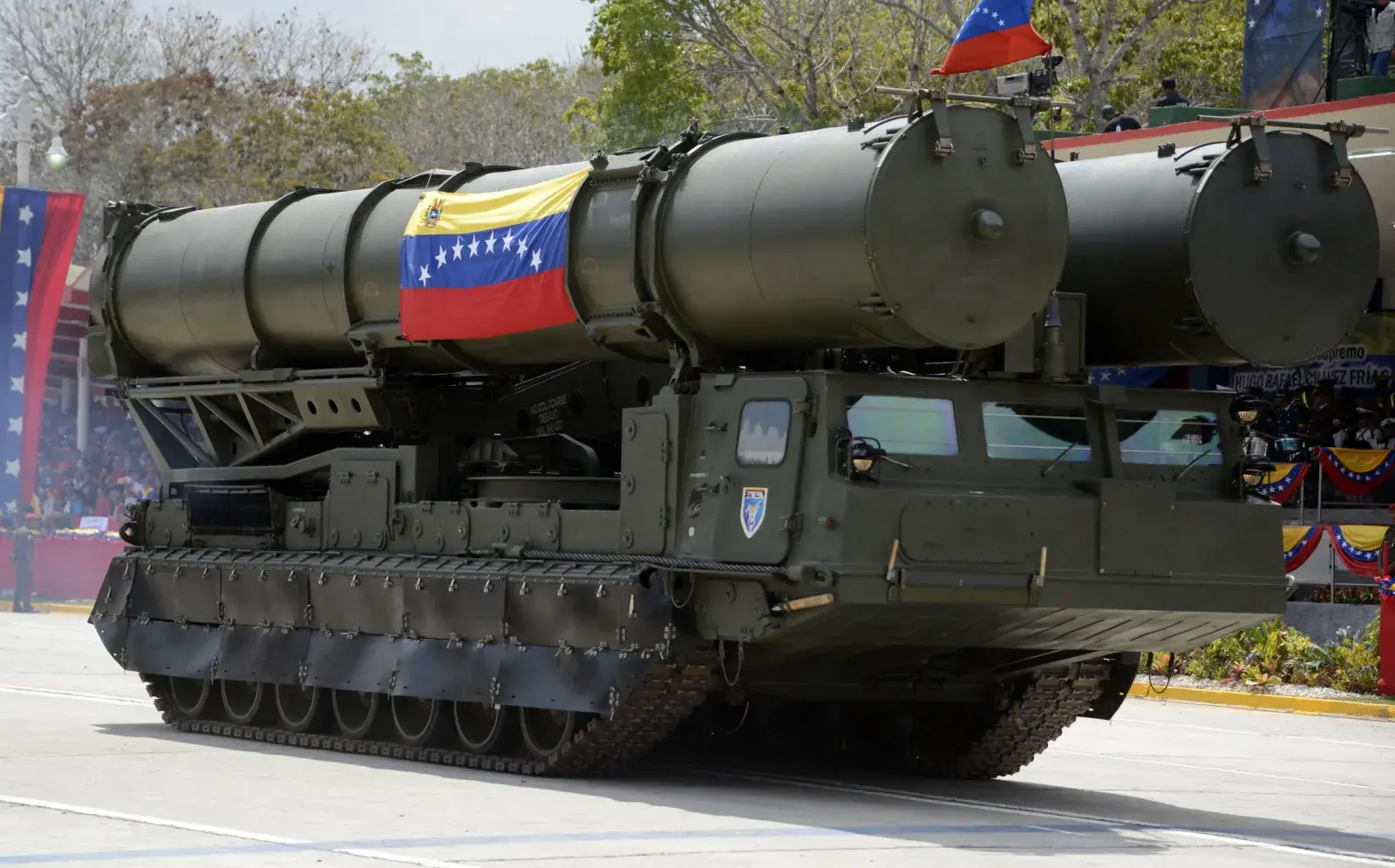 Xe phóng tên lửa phòng không S-300 do Venezuela mua từ Nga. Ảnh: AFP.