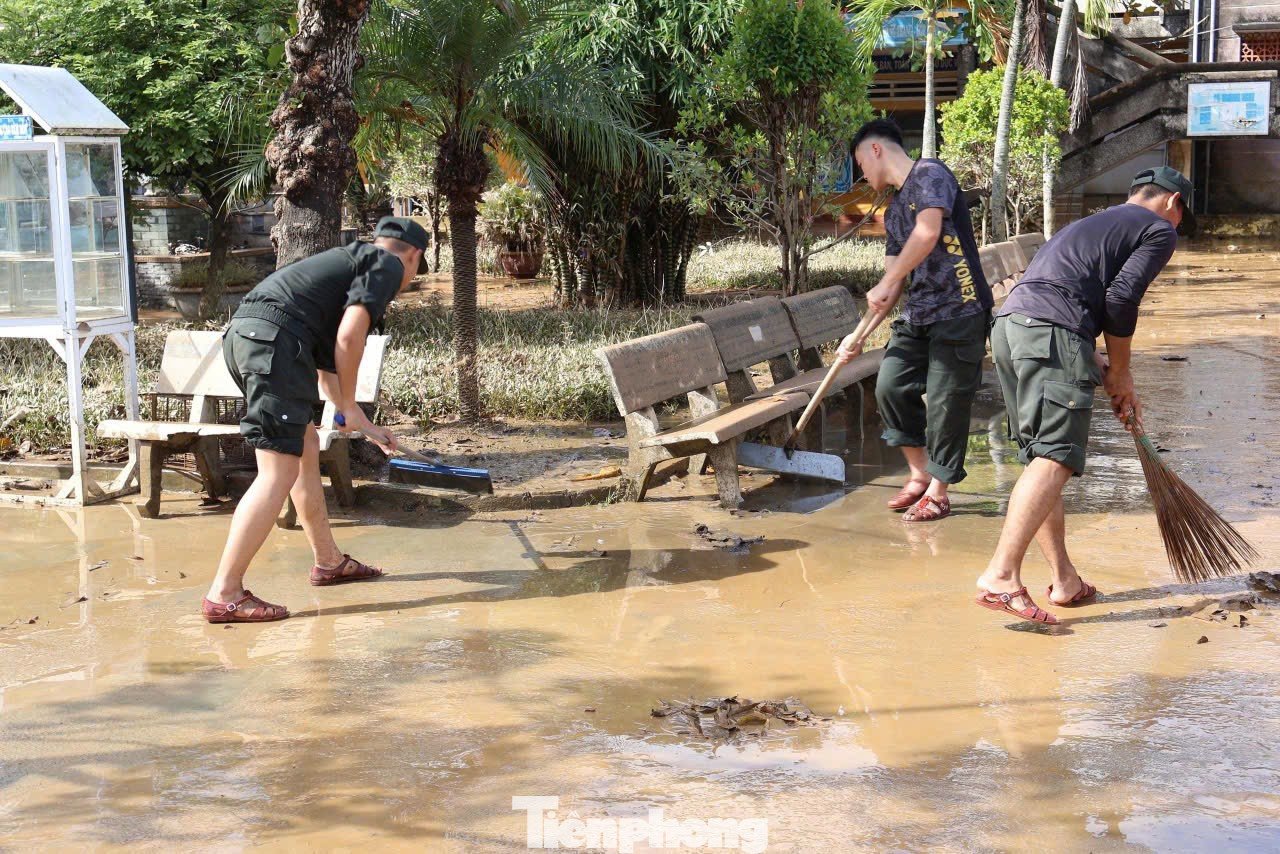 Thầy cô dọn lũ từ tinh mơ chờ đón học trò tới lớp - 4
