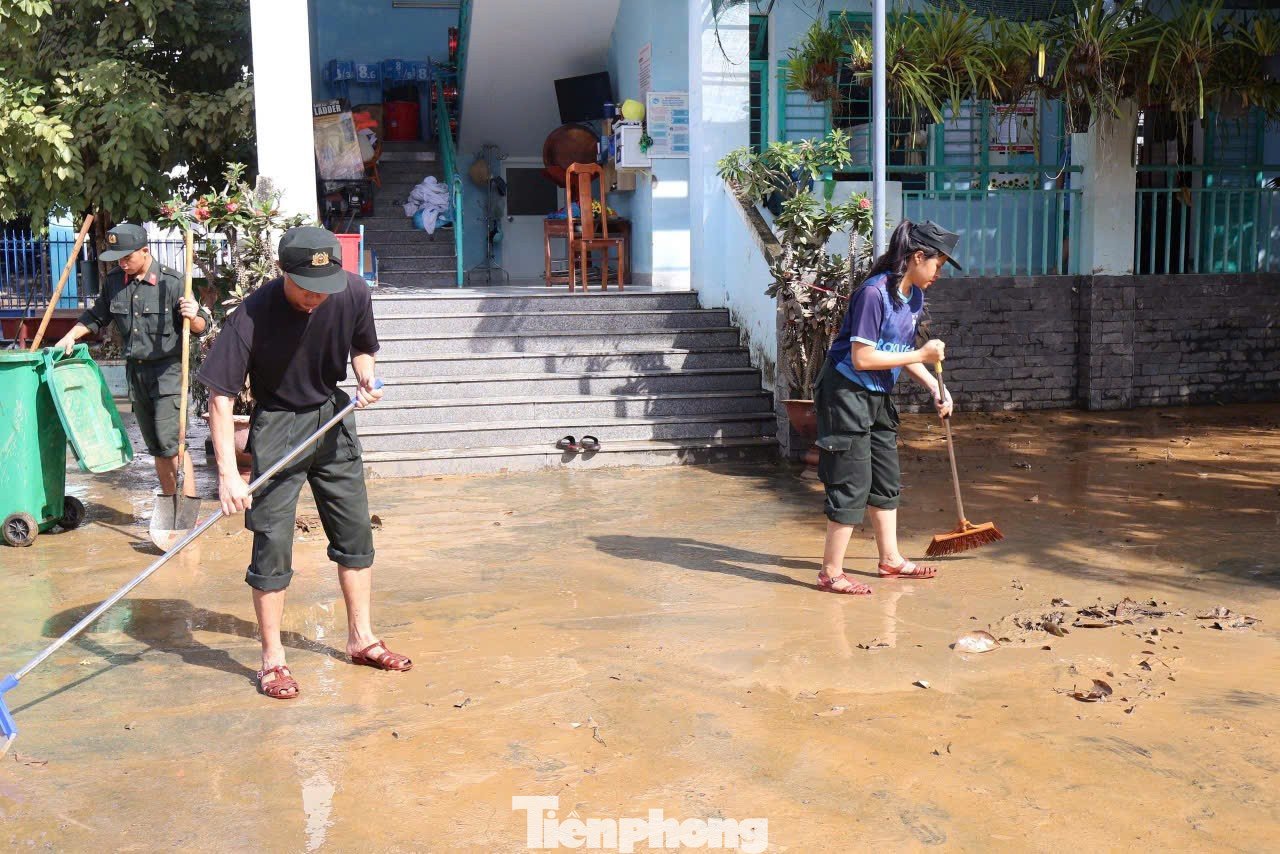 Thầy cô dọn lũ từ tinh mơ chờ đón học trò tới lớp - 5