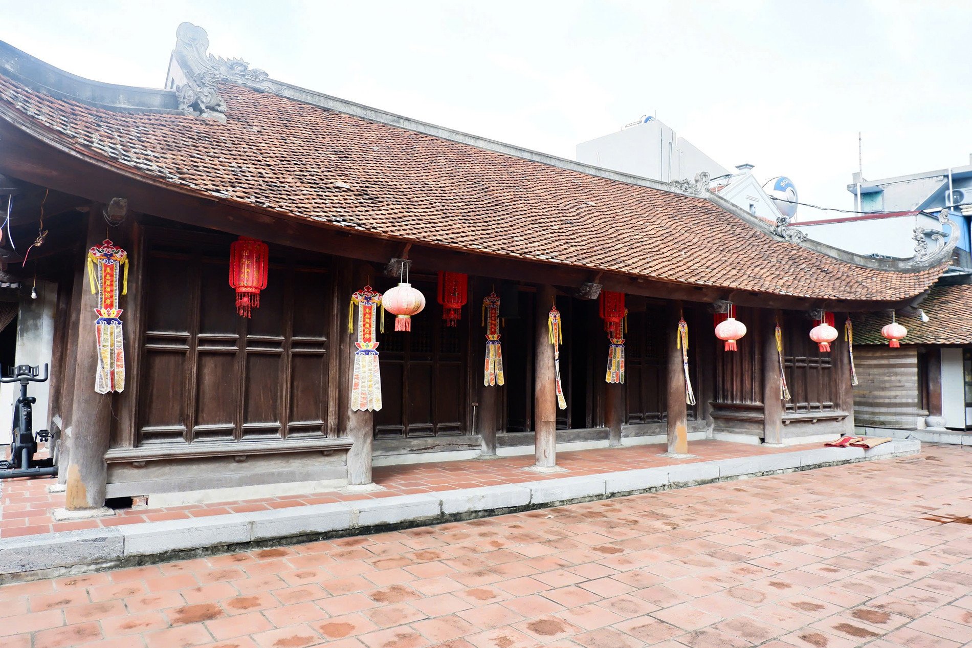 Kiến trúc chùa được làm hoàn toàn từ gỗ lim với những lối chạm khắc tinh xảo. Ảnh: Phương Anh