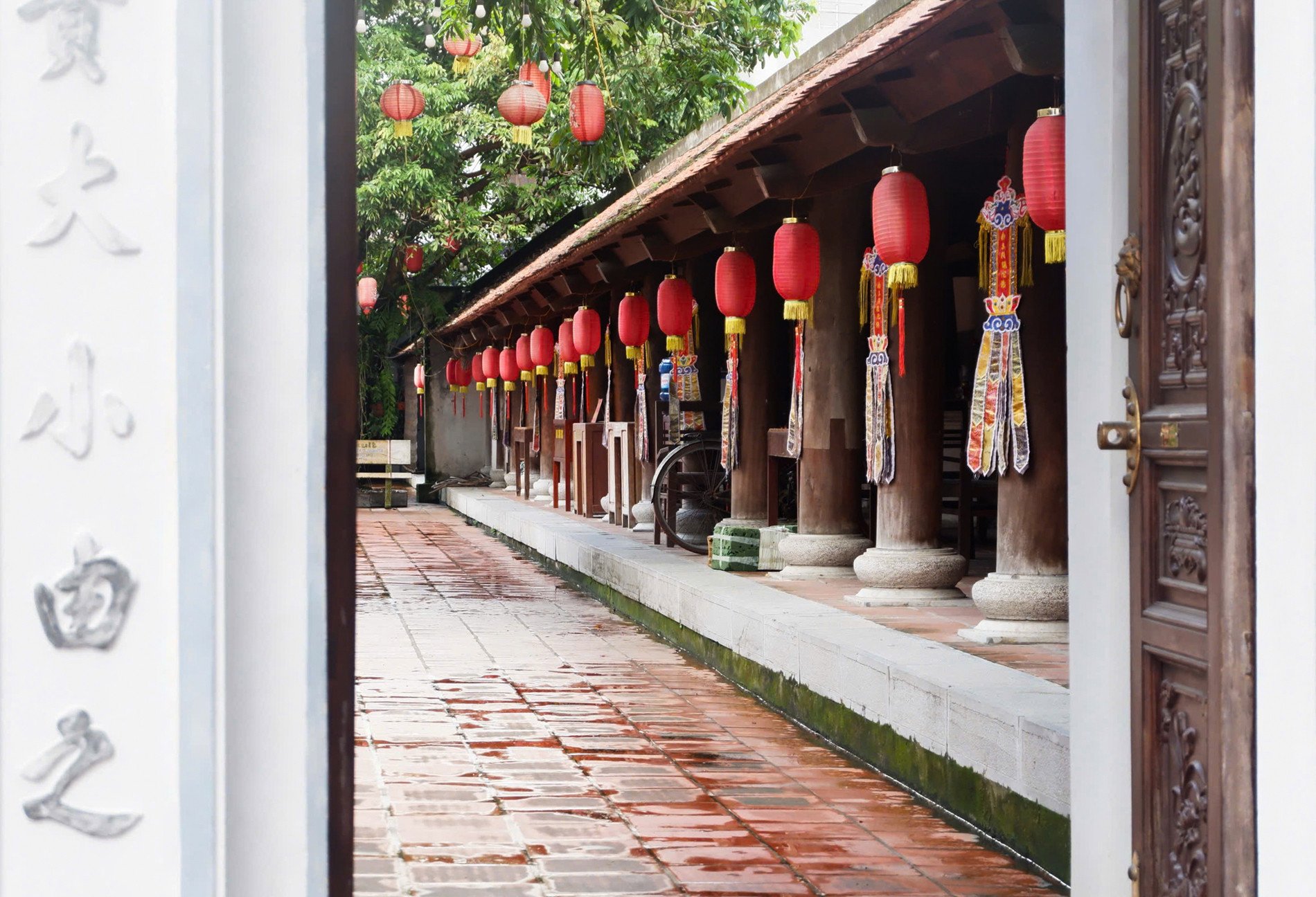 Kiến trúc chùa được làm hoàn toàn từ gỗ lim với những lối chạm khắc tinh xảo. Ảnh: Phương Anh