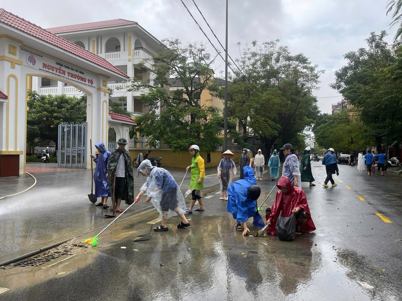 Người dân TP Huế khắc phục hậu quả mưa lũ.