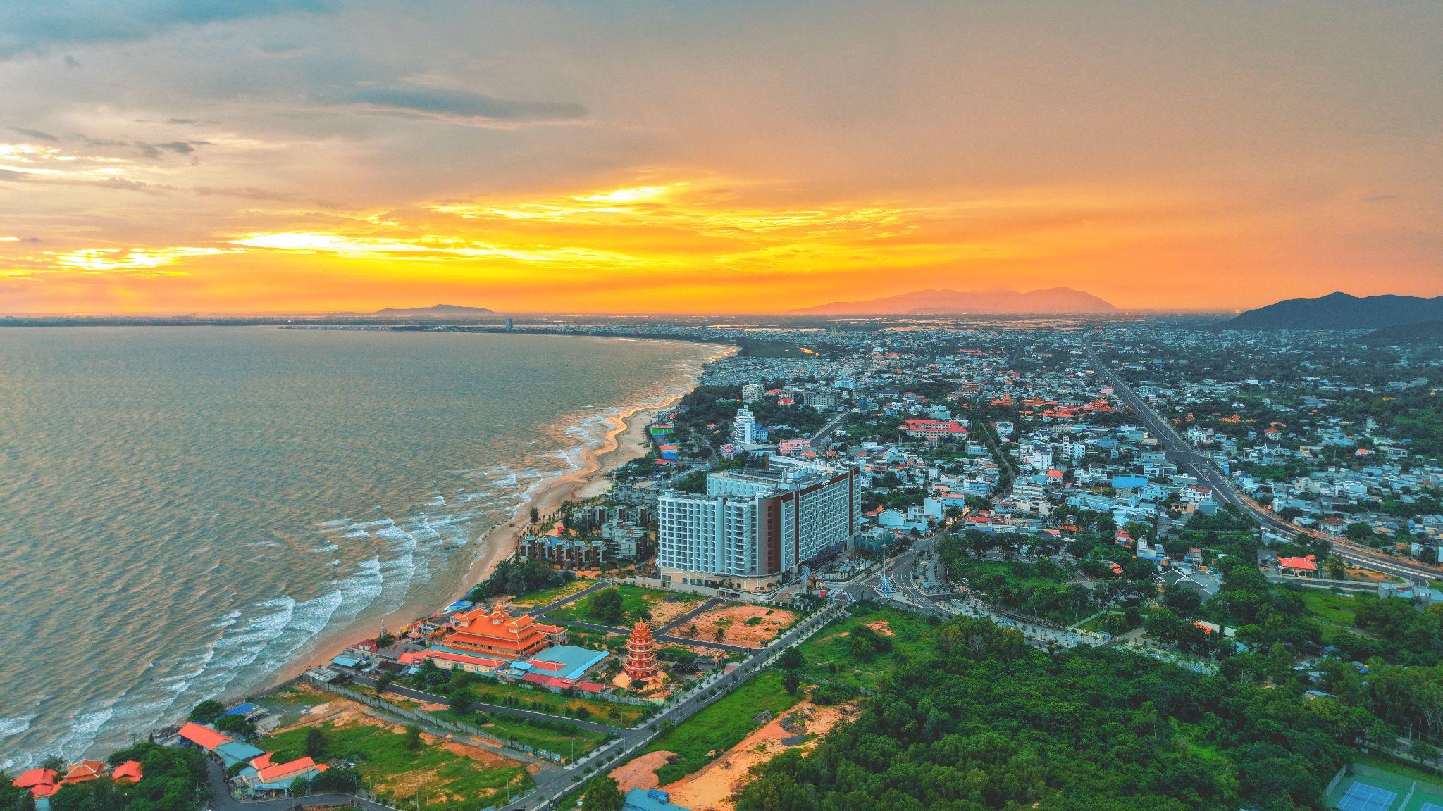 Long Hải sở hữu đường bờ biển dài, cảnh quan nguyên sơ và các điểm đến văn hóa đặc sắc