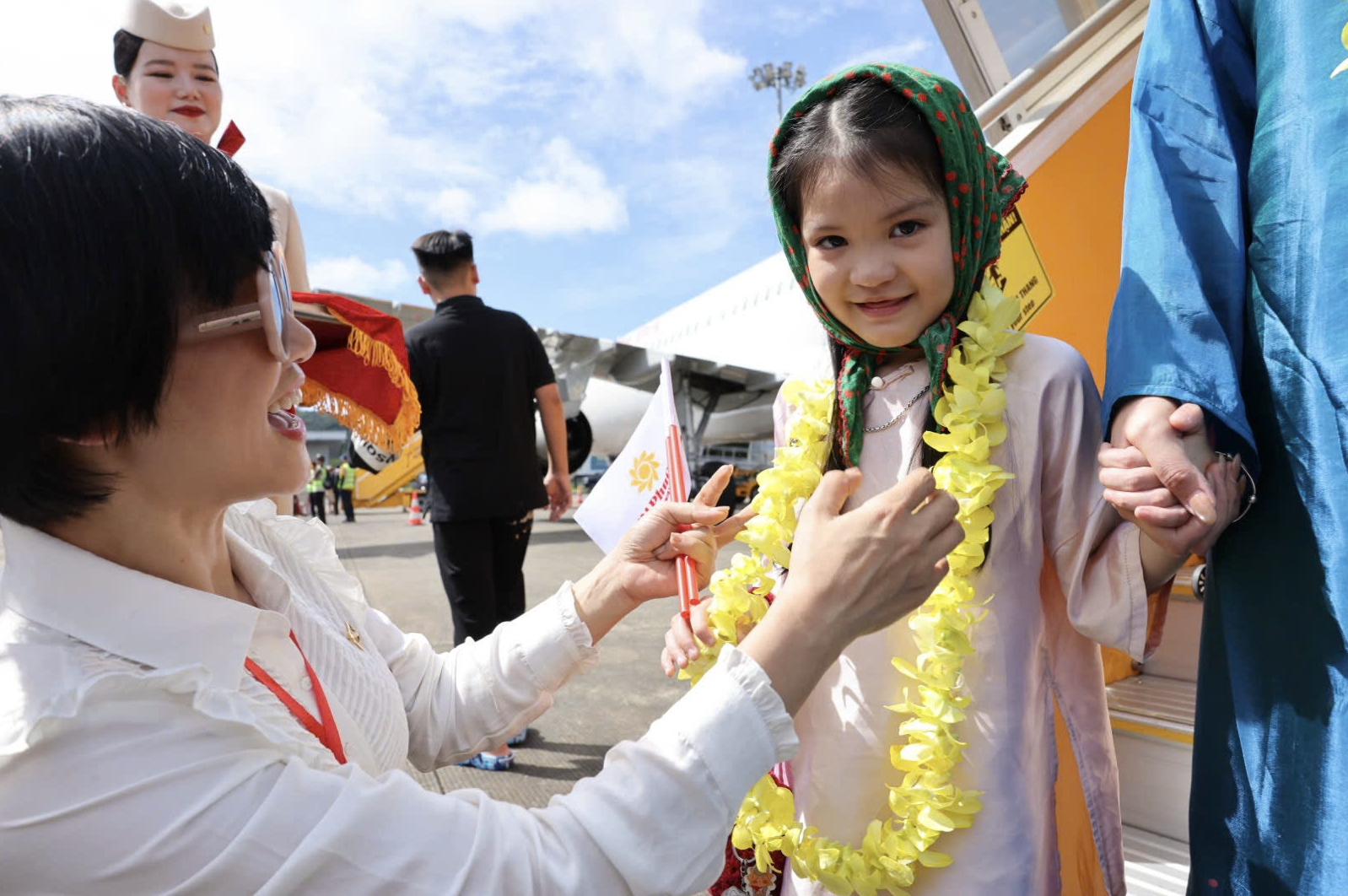 Khách được phục vụ bánh Maison Kayser và nghe violin trên chuyến bay đầu tiên của Sun PhuQuoc Airways - 8