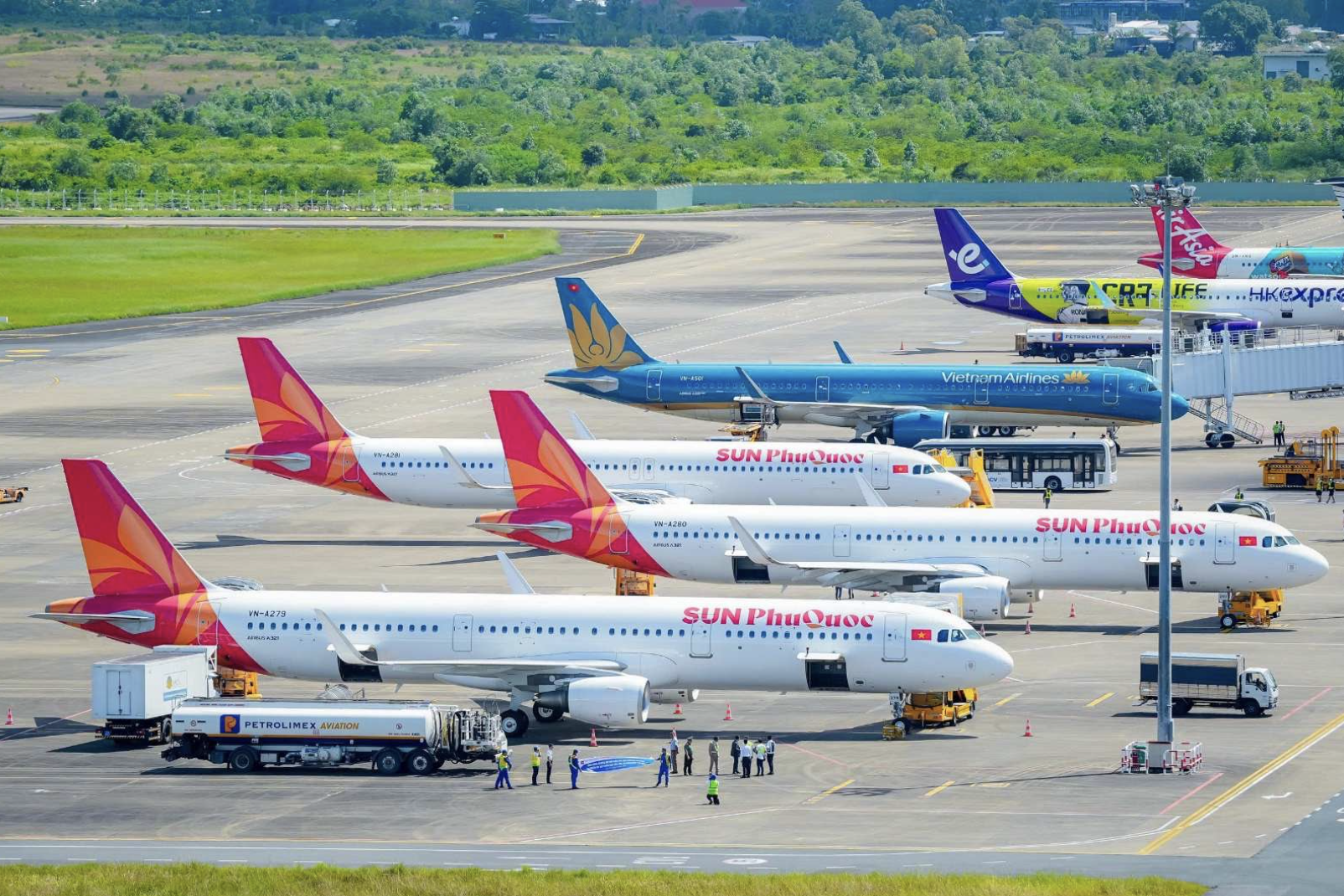 Khách được phục vụ bánh Maison Kayser và nghe violin trên chuyến bay đầu tiên của Sun PhuQuoc Airways - 3