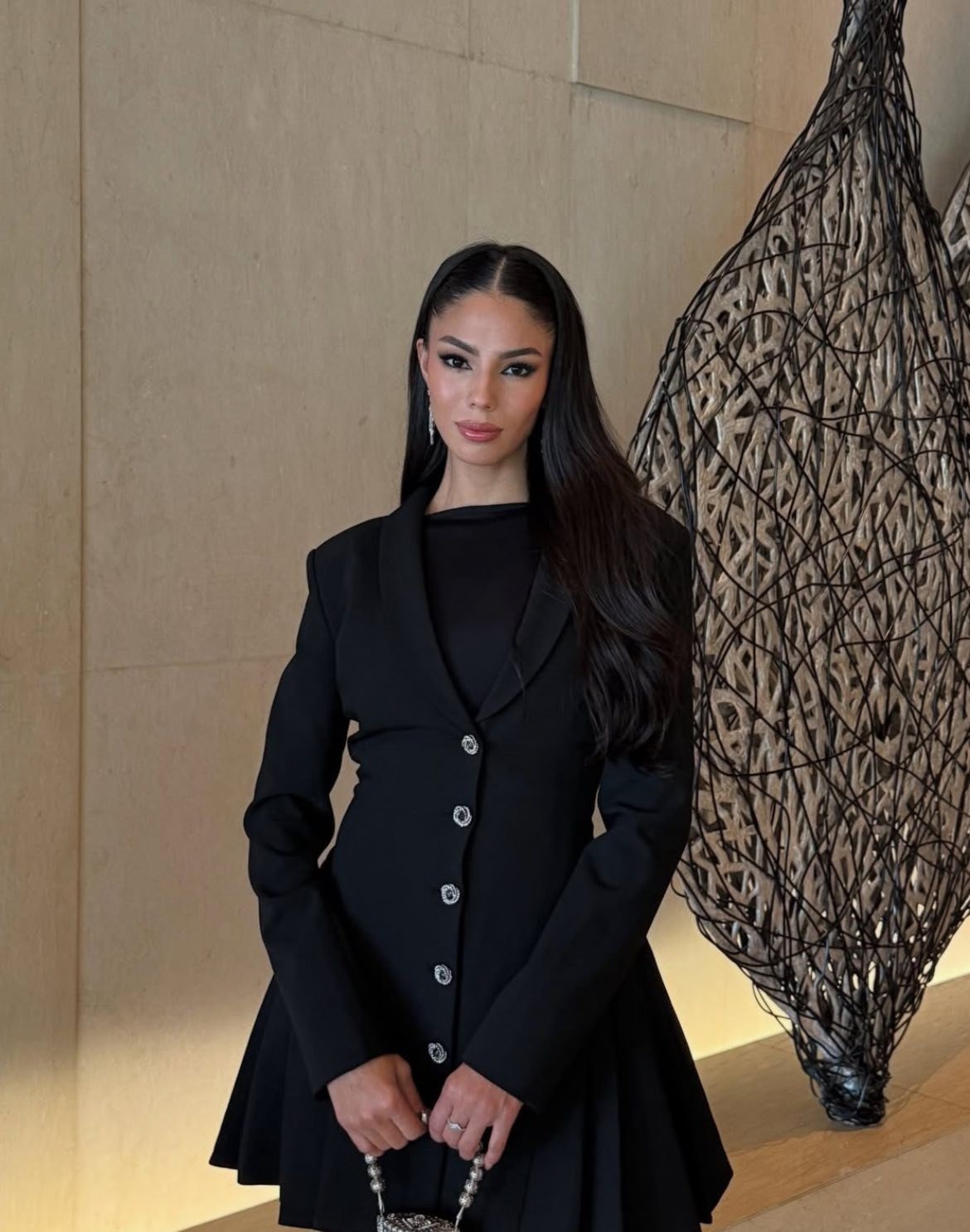 Nhiều thí sinh Hoa hậu Hoàn vũ 2025 đã có mặt ở Thái Lan để chờ nhập cuộc. Ngay từ khi đặt chân xuống sân bay, các người đẹp tinh tế chọn trang phục tông màu đen. Đại diện Puerto Rico - Zashely Alicea mặc trang phục màu đen thanh lịch, kín đáo trong một hoạt động.