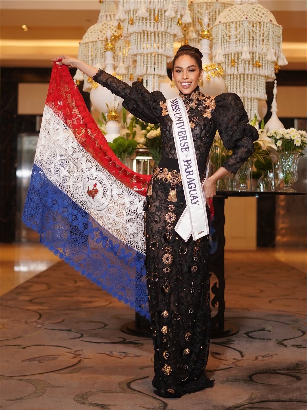 Đại diện Paraguay - Yanina Gómez mặc bộ váy ren kín đáo tông màu đen. Cô búi tóc sang trọng, khoe thần thái rạng rỡ.