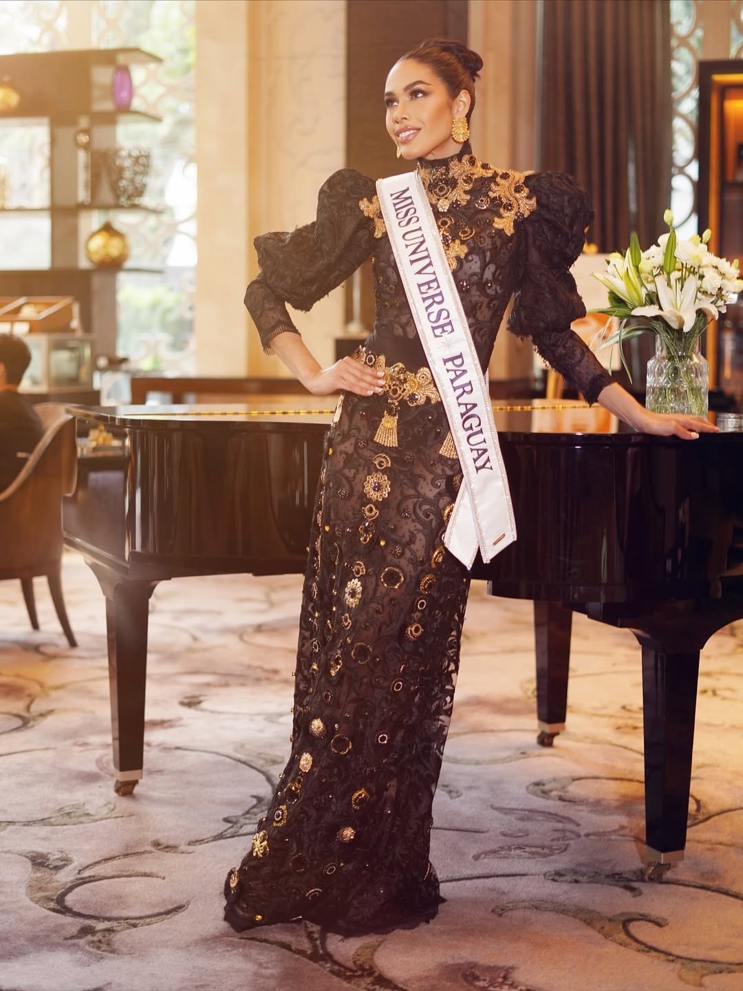 Đại diện Paraguay - Yanina Gómez mặc bộ váy ren kín đáo tông màu đen. Cô búi tóc sang trọng, khoe thần thái rạng rỡ.