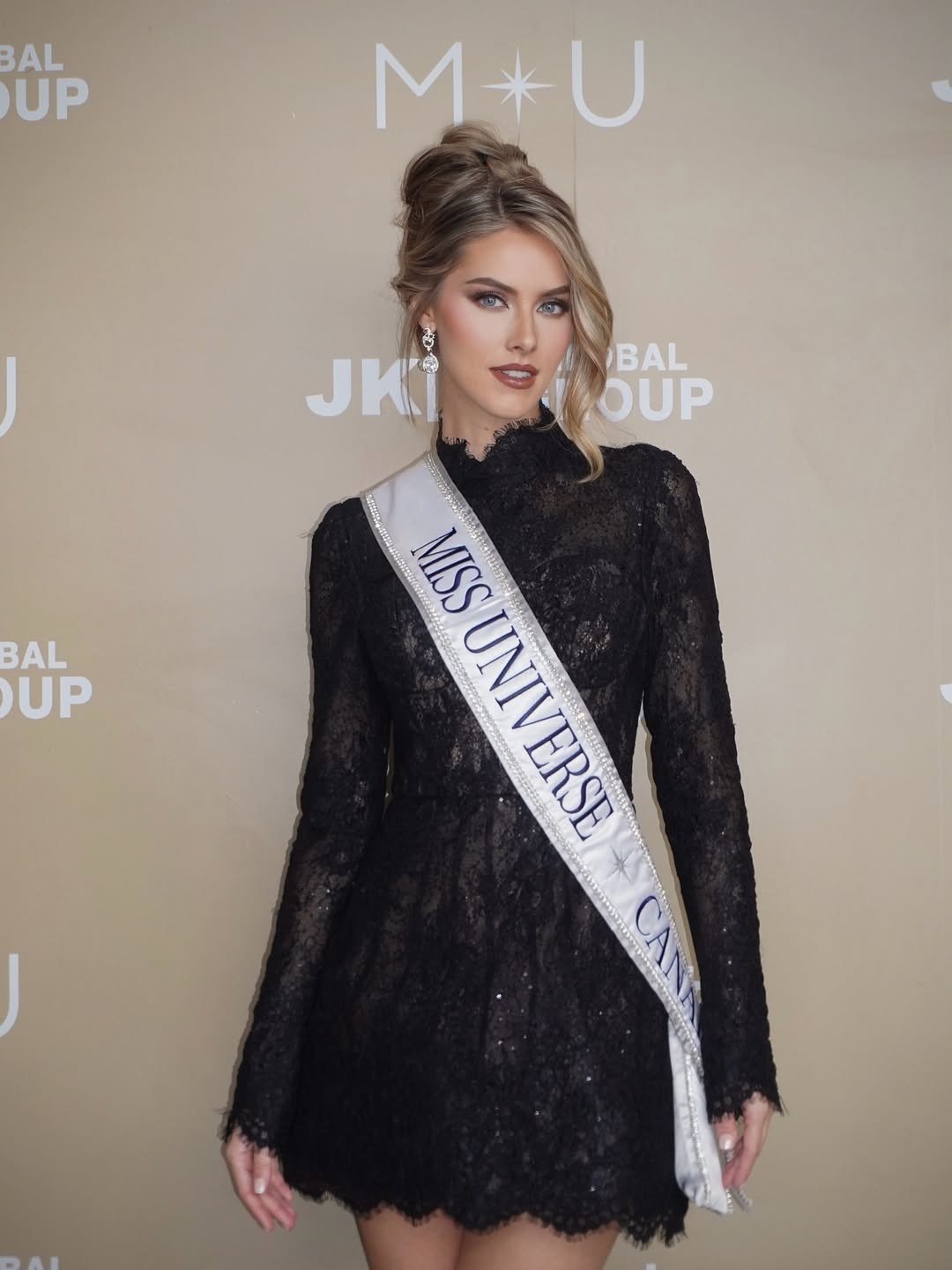 Đại diện Canada - Jaime VandenBerg mặc váy ren kín đáo. Cô 28 tuổi, là người mẫu, diễn viên. Người đẹp có sắc vóc nổi bật, được nhiều chuyên trang sắc đẹp dự đoán có khả năng gây bất ngờ tại cuộc thi năm nay.