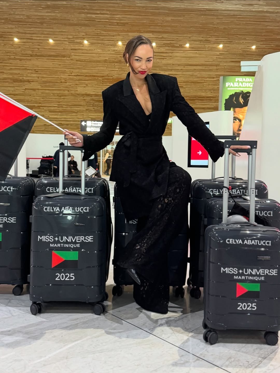 Người đẹp Martinique - Célya Abatucci mặc vest đen xẻ sâu kết hợp cùng quần ren khi ra sân bay. Cô được khen ngợi vẻ ngoài cá tính, thời trang.