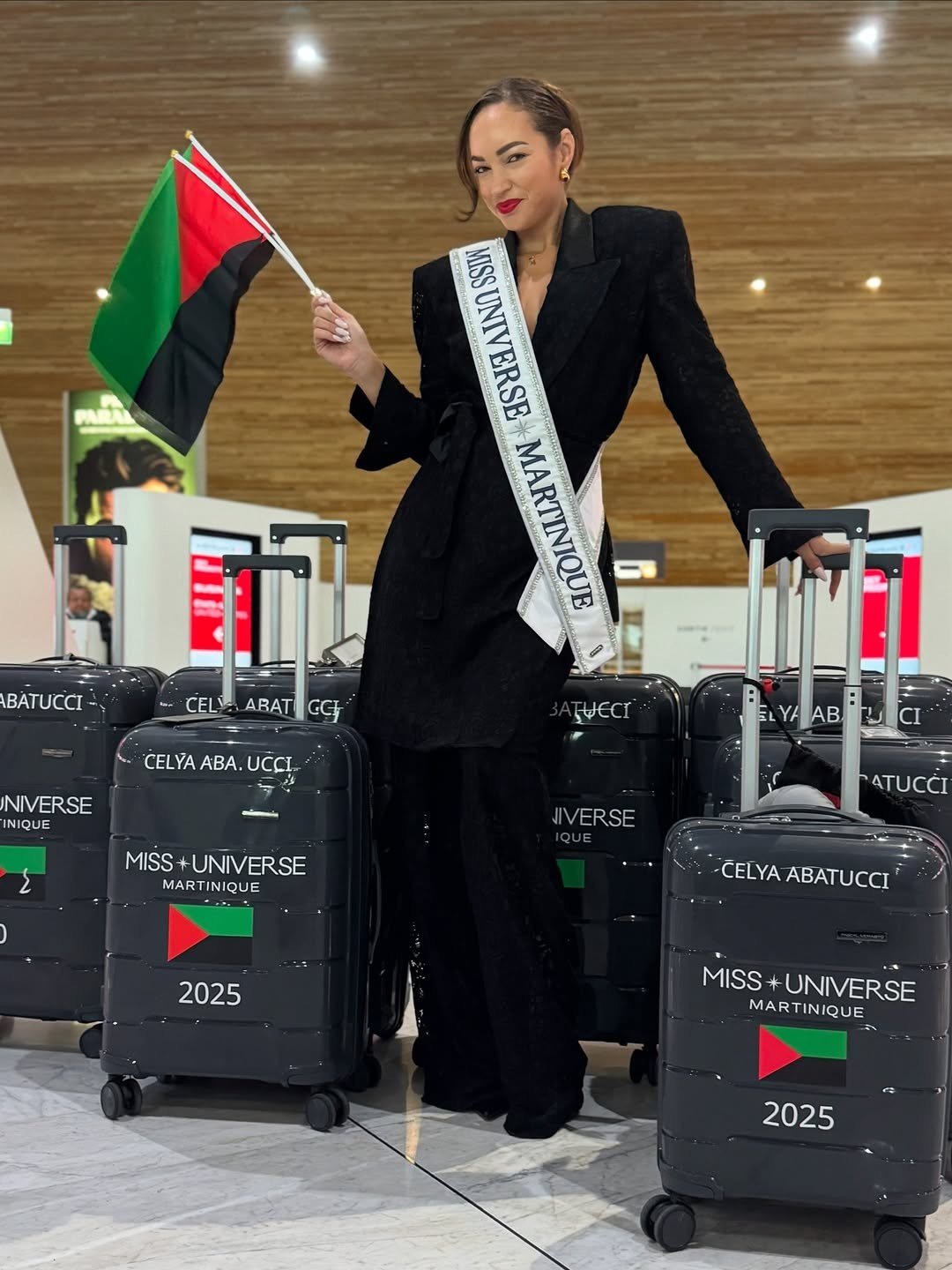 Người đẹp Martinique - Célya Abatucci mặc vest đen xẻ sâu kết hợp cùng quần ren khi ra sân bay. Cô được khen ngợi vẻ ngoài cá tính, thời trang.