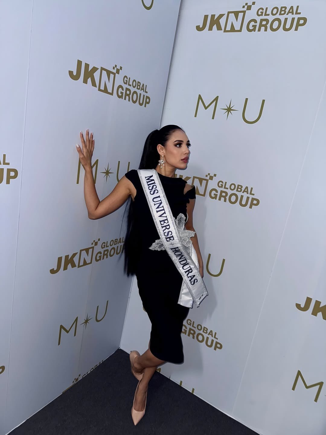 Đại diện Honduras mặc trang phục tông đen thanh lịch khi tham dự các sự kiện bên lề ở Thái Lan. Cô 31 tuổi, đã có bằng Quan hệ Quốc tế và bằng thạc sĩ Truyền thông Doanh nghiệp.