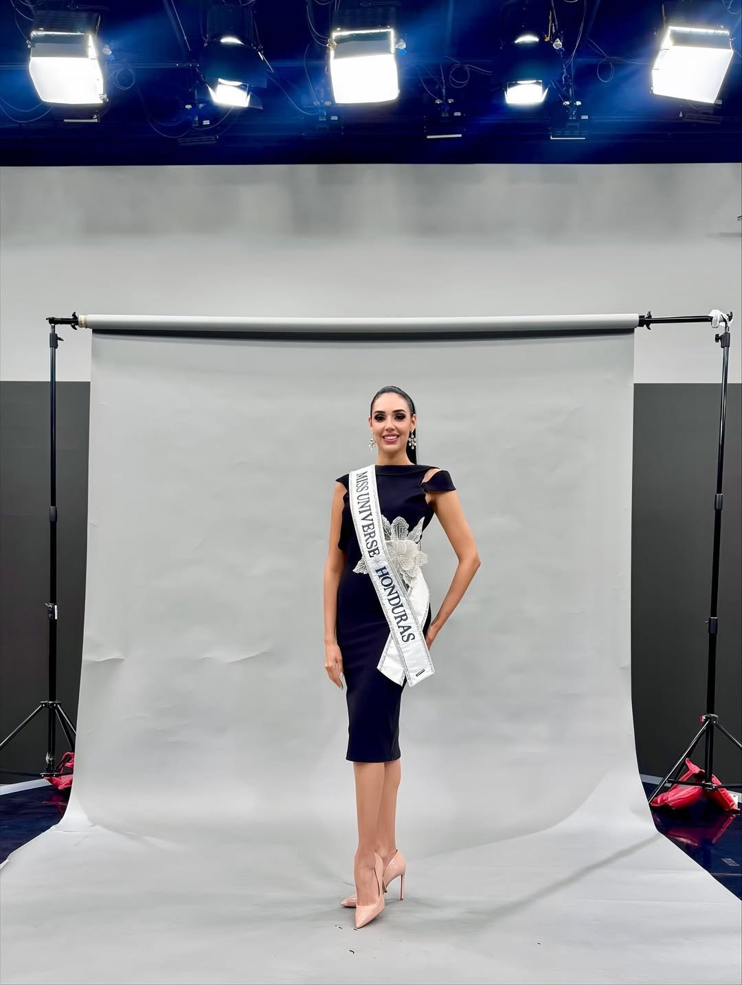 Đại diện Honduras mặc trang phục tông đen thanh lịch khi tham dự các sự kiện bên lề ở Thái Lan. Cô 31 tuổi, đã có bằng Quan hệ Quốc tế và bằng thạc sĩ Truyền thông Doanh nghiệp.