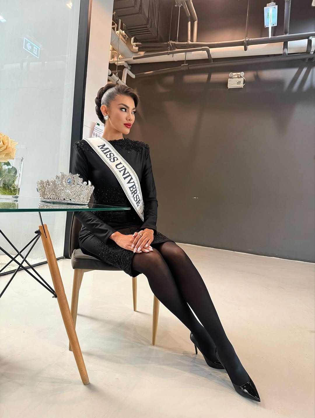 Người đẹp Paraguay - Yanina Gómez diện trang phục kín đáo khi tham gia một buổi phỏng vấn với ê-kíp của ban tổ chức.