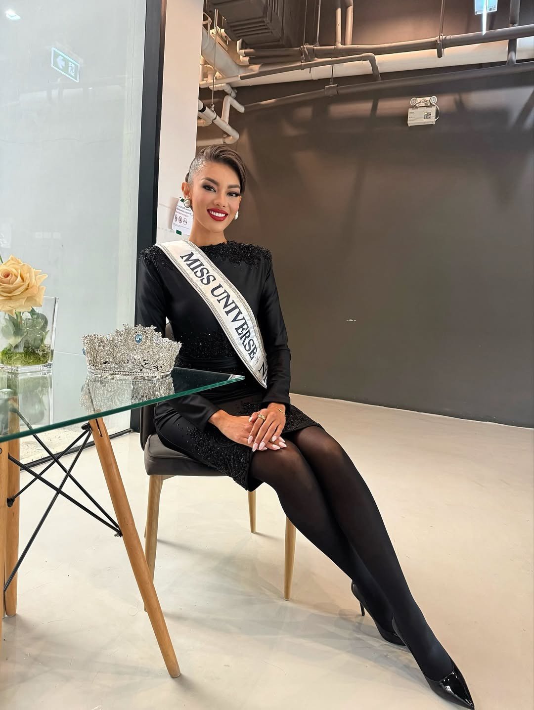 Người đẹp Paraguay - Yanina Gómez diện trang phục kín đáo khi tham gia một buổi phỏng vấn với ê-kíp của ban tổ chức.