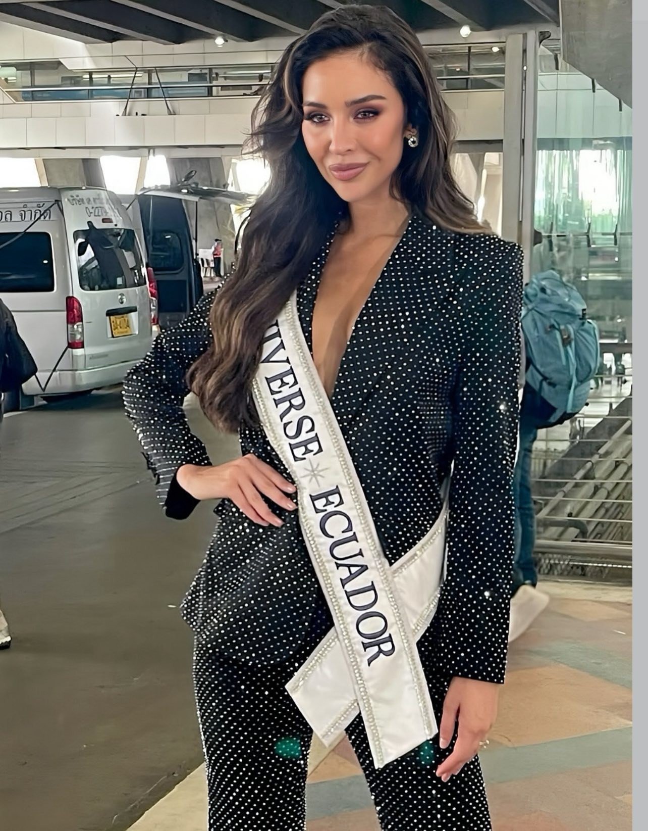 Nhiều người đẹp khác cũng tinh tế chọn trang phục đen để tham dự các hoạt động. Cuộc thi Hoa hậu Hoàn vũ 2025 dự kiến diễn ra từ đầu tháng 11 đến 21/11 với chung kết tại tỉnh Nonthaburi, Thái Lan. Cuộc thi được điều chỉnh lại về quy mô sau khi Vương thái hậu Sirikit qua đời và Thái Lan công bố quốc tang. Ông Nawat - Giám đốc điều hành cuộc thi Miss Universe - cho biết các phần thi của Hoa hậu Hoàn vũ 2025 được điều chỉnh để phù hợp với tình hình của đất nước.