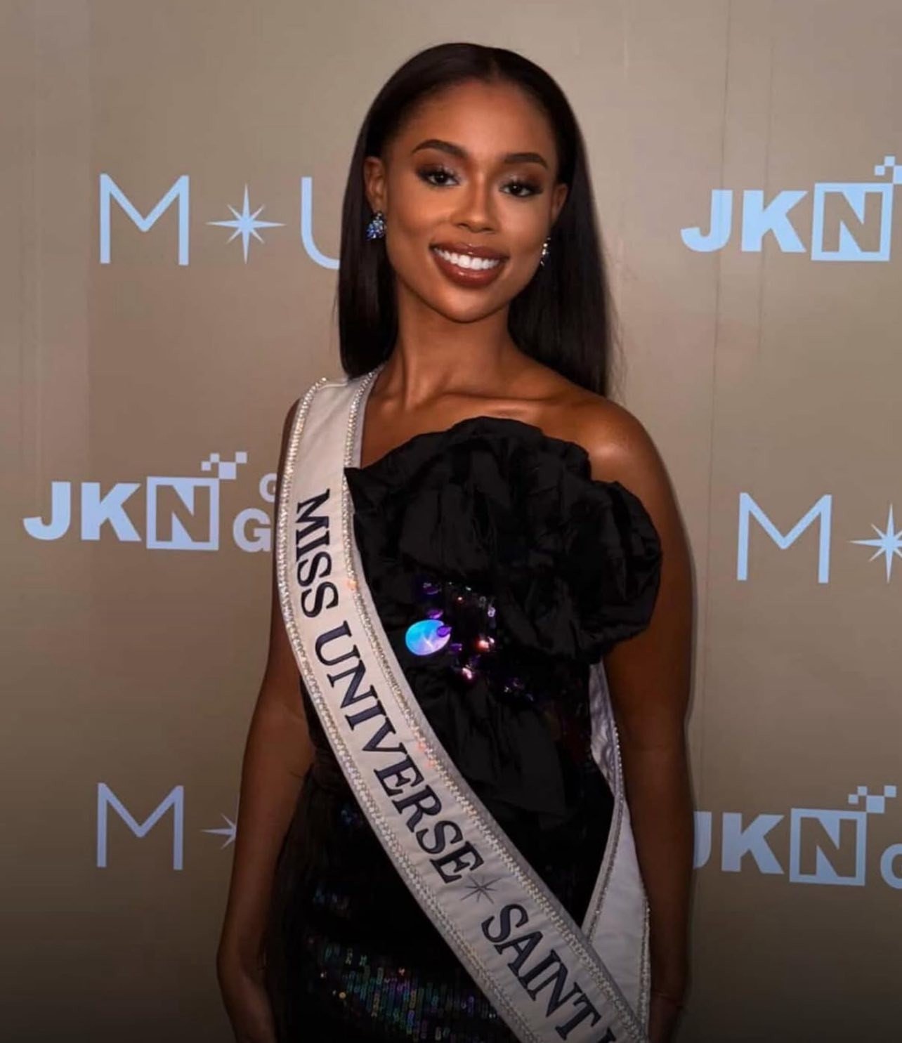 Nhiều người đẹp khác cũng tinh tế chọn trang phục đen để tham dự các hoạt động. Cuộc thi Hoa hậu Hoàn vũ 2025 dự kiến diễn ra từ đầu tháng 11 đến 21/11 với chung kết tại tỉnh Nonthaburi, Thái Lan. Cuộc thi được điều chỉnh lại về quy mô sau khi Vương thái hậu Sirikit qua đời và Thái Lan công bố quốc tang. Ông Nawat - Giám đốc điều hành cuộc thi Miss Universe - cho biết các phần thi của Hoa hậu Hoàn vũ 2025 được điều chỉnh để phù hợp với tình hình của đất nước.