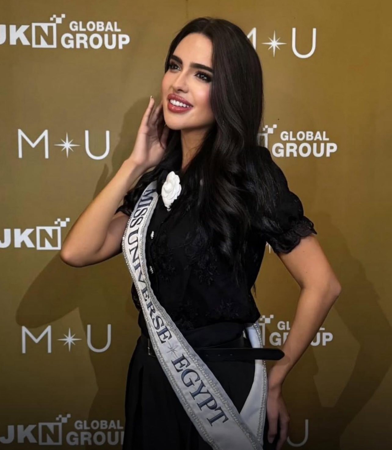 Nhiều người đẹp khác cũng tinh tế chọn trang phục đen để tham dự các hoạt động. Cuộc thi Hoa hậu Hoàn vũ 2025 dự kiến diễn ra từ đầu tháng 11 đến 21/11 với chung kết tại tỉnh Nonthaburi, Thái Lan. Cuộc thi được điều chỉnh lại về quy mô sau khi Vương thái hậu Sirikit qua đời và Thái Lan công bố quốc tang. Ông Nawat - Giám đốc điều hành cuộc thi Miss Universe - cho biết các phần thi của Hoa hậu Hoàn vũ 2025 được điều chỉnh để phù hợp với tình hình của đất nước.