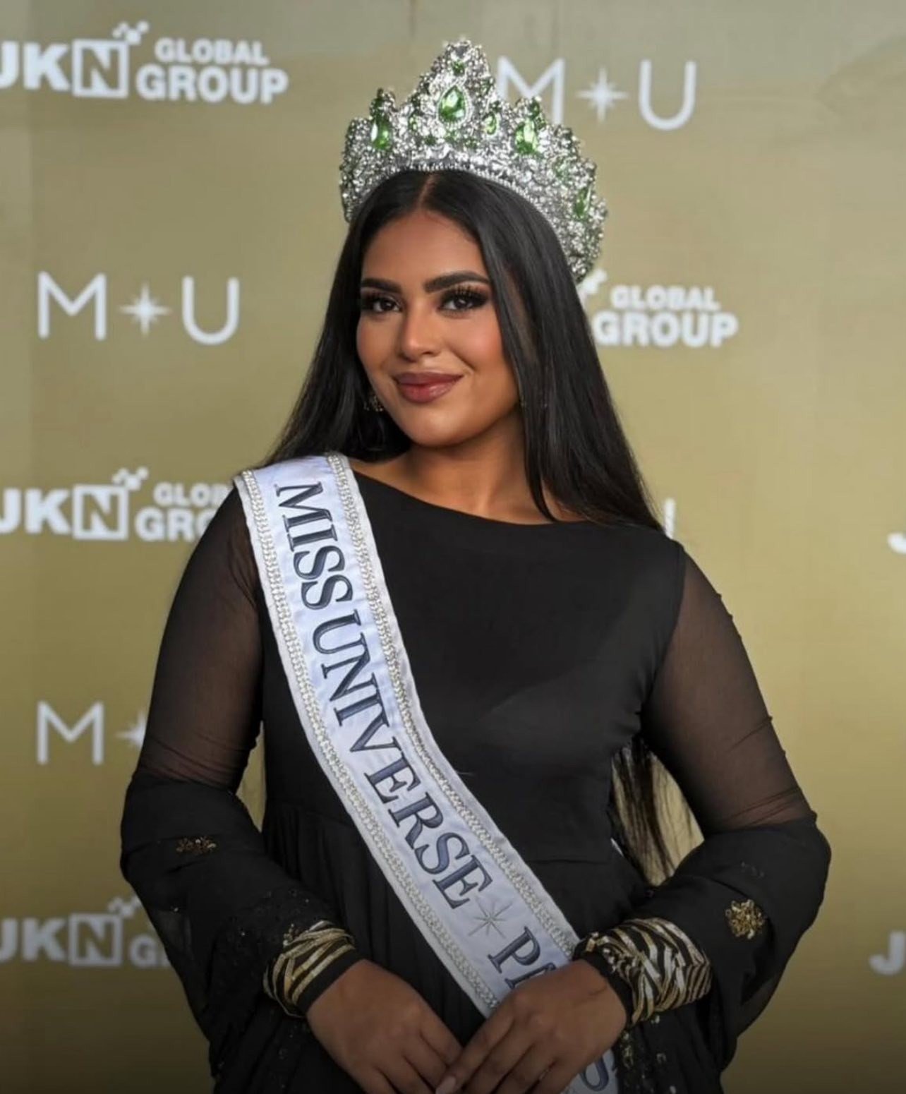 Nhiều người đẹp khác cũng tinh tế chọn trang phục đen để tham dự các hoạt động. Cuộc thi Hoa hậu Hoàn vũ 2025 dự kiến diễn ra từ đầu tháng 11 đến 21/11 với chung kết tại tỉnh Nonthaburi, Thái Lan. Cuộc thi được điều chỉnh lại về quy mô sau khi Vương thái hậu Sirikit qua đời và Thái Lan công bố quốc tang. Ông Nawat - Giám đốc điều hành cuộc thi Miss Universe - cho biết các phần thi của Hoa hậu Hoàn vũ 2025 được điều chỉnh để phù hợp với tình hình của đất nước.