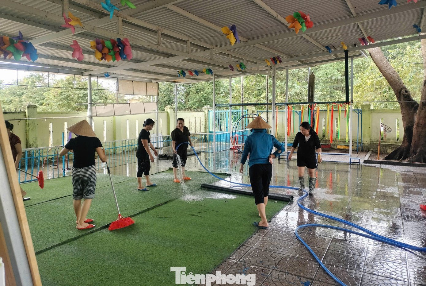 Thầy cô dọn lũ từ tinh mơ chờ đón học trò tới lớp - 14