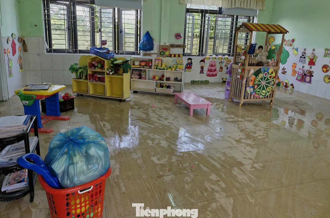 Thầy cô dọn lũ từ tinh mơ chờ đón học trò tới lớp - 15