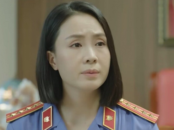 Bộ phim truyền hình Lằn Ranh vừa lên sóng khung giờ vàng VTV1 đã nhanh chóng thu hút sự chú ý của khán giả. Trong phim, Hồng Diễm vào vai Bùi Hằng Thu – Phó Viện trưởng Viện Kiểm sát Nhân dân tỉnh, một người phụ nữ quyền lực, lý trí và luôn phải giữ sự nghiêm nghị trong từng hành động, lời nói.