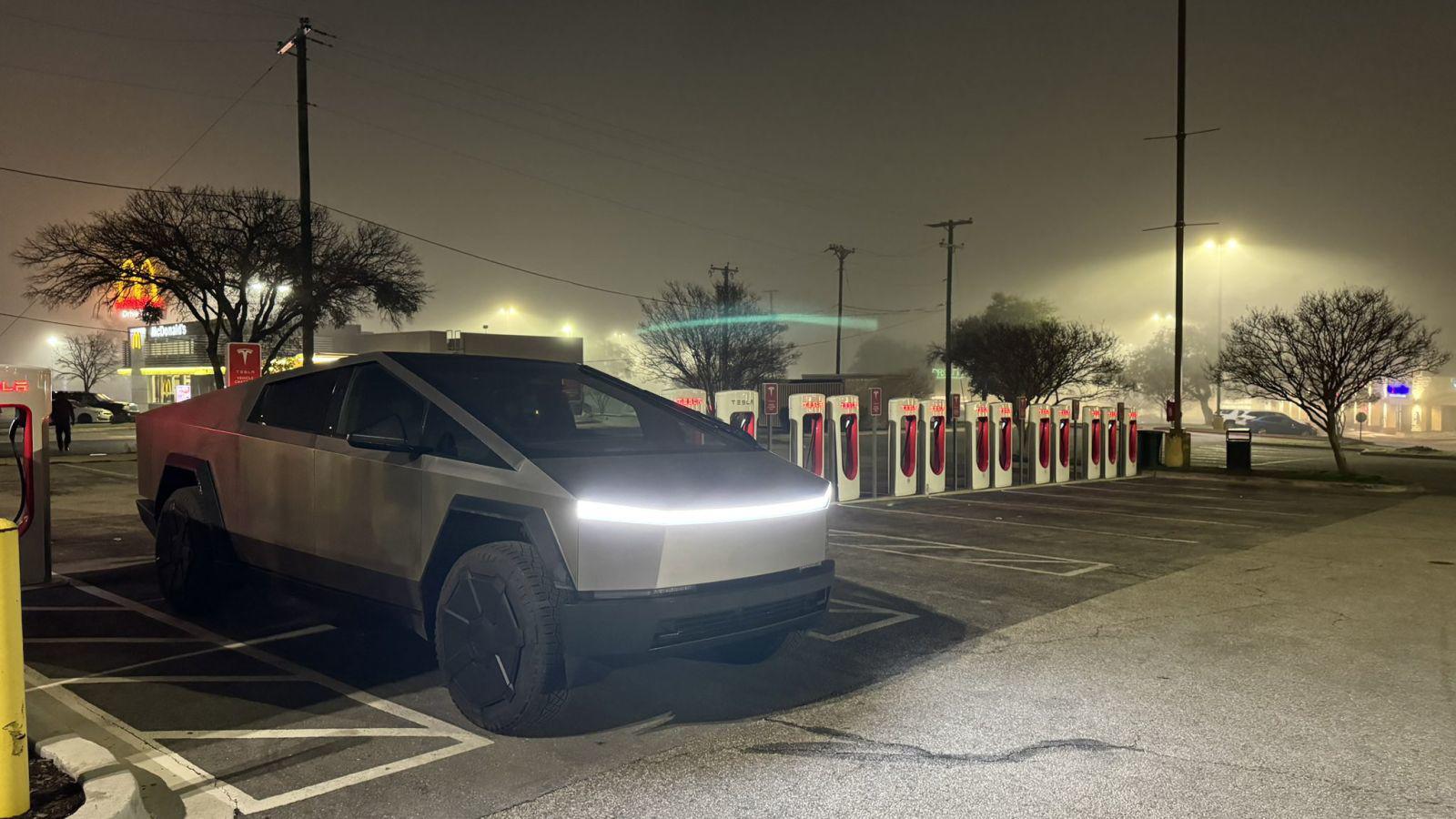 Tesla triệu hồi hơn 63.000 xe vì lỗi đèn chiếu sáng - 1