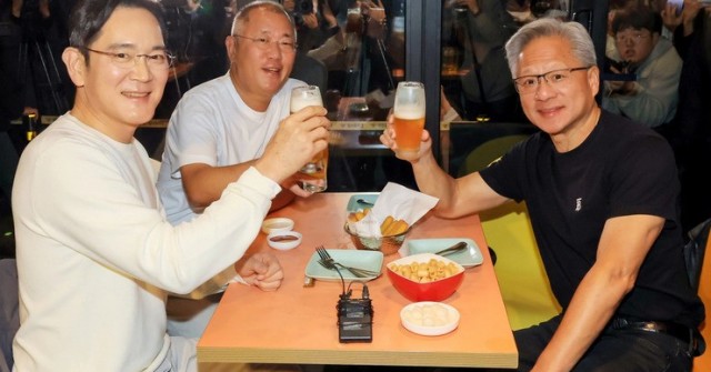 Kinh tế 24h: Ba tỷ phú rủ nhau uống bia, ăn gà rán mừng hợp tác chip AI