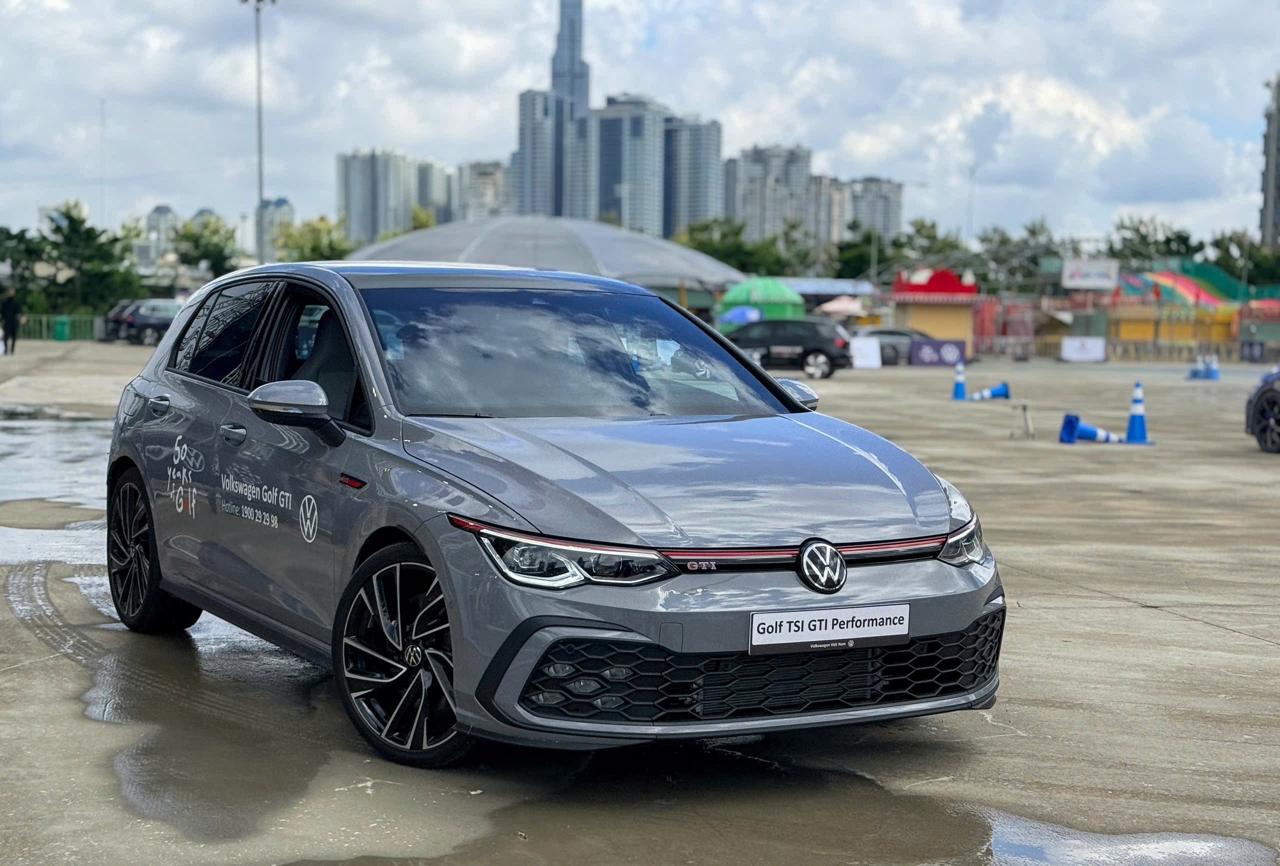 Volkswagen Golf ra mắt tại Việt Nam, giá từ 798 triệu đồng - 1